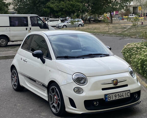 Белый Абарт Fiat 595, объемом двигателя 1.4 л и пробегом 110 тыс. км за 12000 $, фото 1 на Automoto.ua
