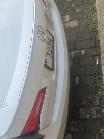 Белый Акура ИЛХ, объемом двигателя 1.5 л и пробегом 130 тыс. км за 5100 $, фото 1 на Automoto.ua