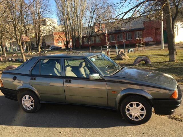 Серый Альфа Ромео 75, объемом двигателя 1.6 л и пробегом 200 тыс. км за 900 $, фото 1 на Automoto.ua