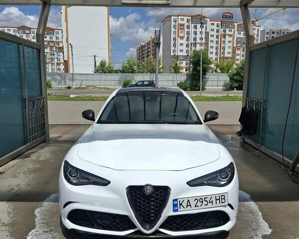Білий Альфа Ромео Джулія, об'ємом двигуна 2 л та пробігом 89 тис. км за 25580 $, фото 1 на Automoto.ua