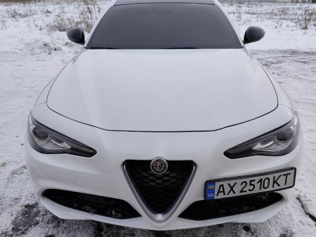 Белый Альфа Ромео Джулия, объемом двигателя 2 л и пробегом 88 тыс. км за 16000 $, фото 1 на Automoto.ua
