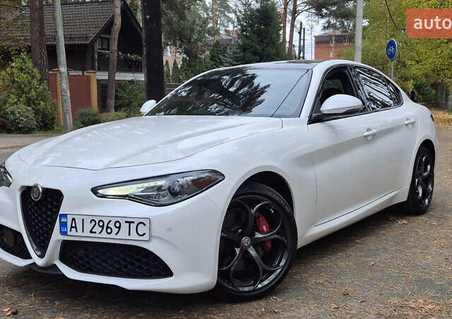 Белый Альфа Ромео Джулия, объемом двигателя 2 л и пробегом 74 тыс. км за 19400 $, фото 1 на Automoto.ua