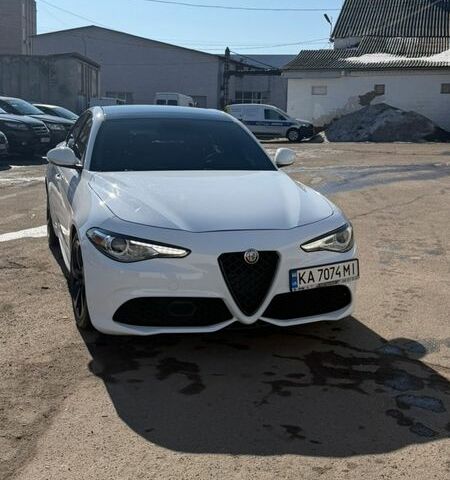 Белый Альфа Ромео Джулия, объемом двигателя 2 л и пробегом 137 тыс. км за 19500 $, фото 1 на Automoto.ua