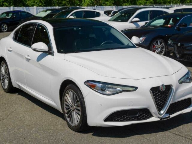 Белый Альфа Ромео Джулия, объемом двигателя 2 л и пробегом 64 тыс. км за 11000 $, фото 1 на Automoto.ua