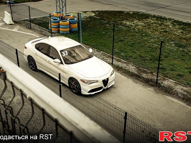 Білий Альфа Ромео Джулія, об'ємом двигуна 2 л та пробігом 11500 тис. км за 20500 $, фото 1 на Automoto.ua