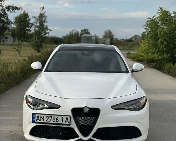 Белый Альфа Ромео Джулия, объемом двигателя 2 л и пробегом 146 тыс. км за 19700 $, фото 1 на Automoto.ua