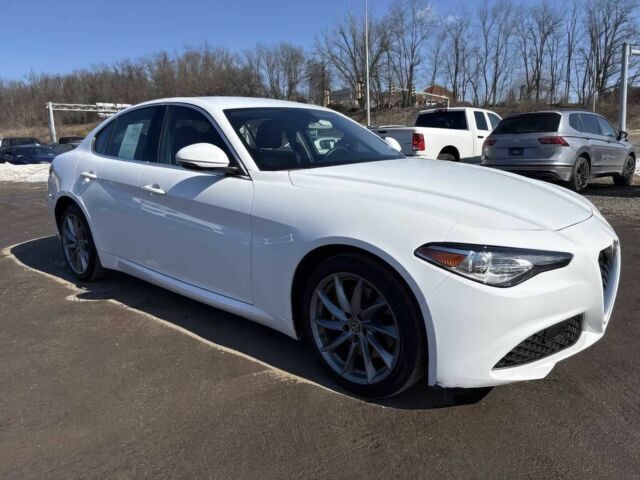 Белый Альфа Ромео Джулия, объемом двигателя 2 л и пробегом 30 тыс. км за 7300 $, фото 1 на Automoto.ua