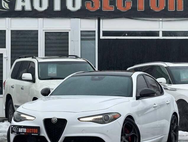 Белый Альфа Ромео Джулия, объемом двигателя 2 л и пробегом 37 тыс. км за 26500 $, фото 1 на Automoto.ua