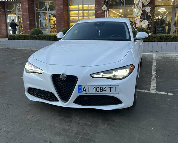 Білий Альфа Ромео Джулія, об'ємом двигуна 2 л та пробігом 82 тис. км за 24000 $, фото 1 на Automoto.ua