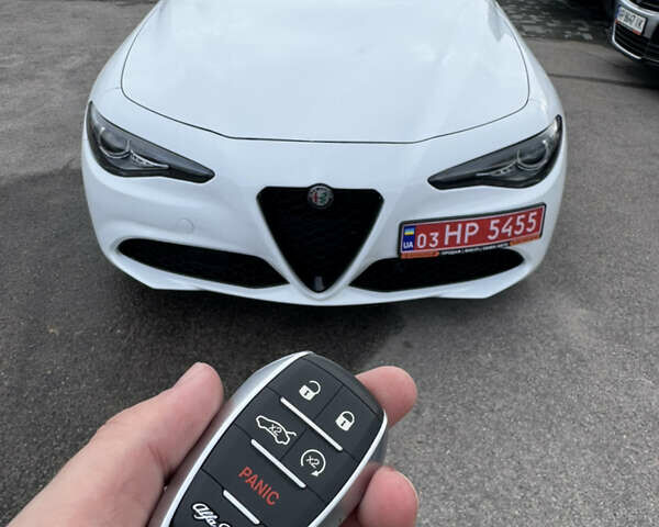 Білий Альфа Ромео Джулія, об'ємом двигуна 2 л та пробігом 110 тис. км за 20000 $, фото 1 на Automoto.ua