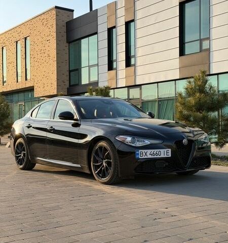 Чорний Альфа Ромео Джулія, об'ємом двигуна 2 л та пробігом 58 тис. км за 18500 $, фото 1 на Automoto.ua