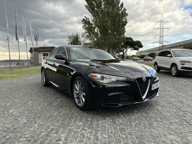 Чорний Альфа Ромео Джулія, об'ємом двигуна 2 л та пробігом 135 тис. км за 17000 $, фото 1 на Automoto.ua