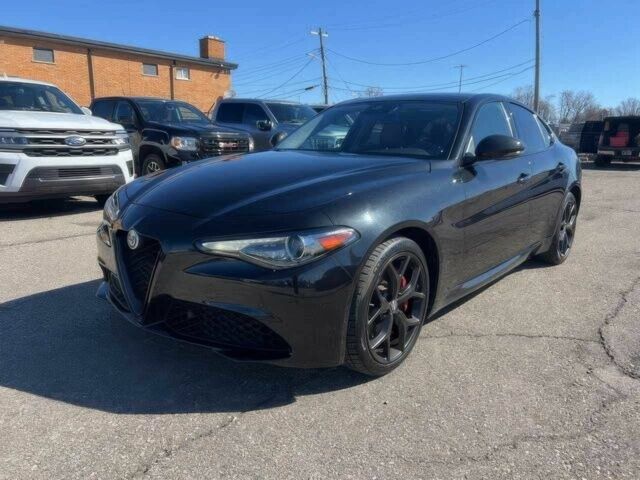 Черный Альфа Ромео Джулия, объемом двигателя 2 л и пробегом 19 тыс. км за 15000 $, фото 1 на Automoto.ua