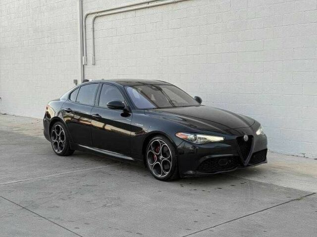 Черный Альфа Ромео Джулия, объемом двигателя 2 л и пробегом 43 тыс. км за 7500 $, фото 1 на Automoto.ua