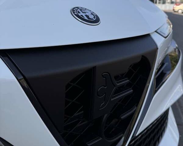 Білий Альфа Ромео Джуніор, об'ємом двигуна 1.2 л та пробігом 1 тис. км за 30143 $, фото 1 на Automoto.ua