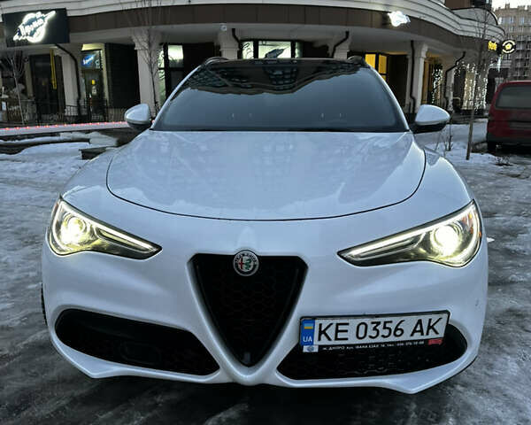 Білий Альфа Ромео Стелвіо, об'ємом двигуна 2 л та пробігом 99 тис. км за 21500 $, фото 1 на Automoto.ua