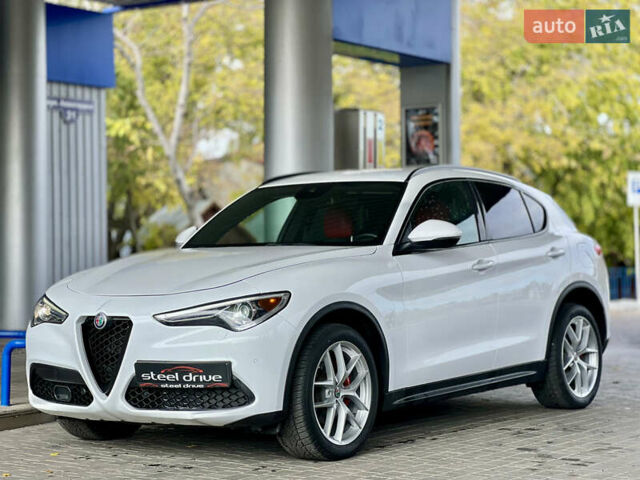 Белый Альфа Ромео Стелвио, объемом двигателя 2 л и пробегом 110 тыс. км за 18999 $, фото 1 на Automoto.ua