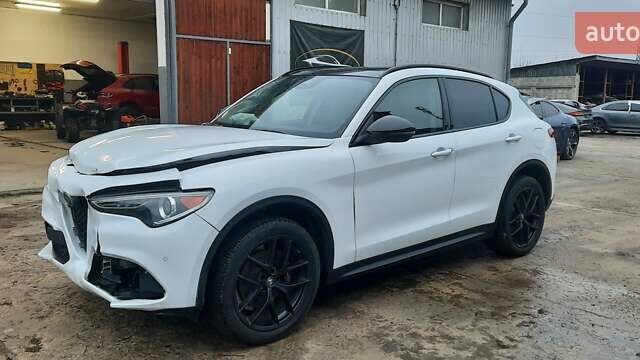 Белый Альфа Ромео Стелвио, объемом двигателя 2 л и пробегом 72 тыс. км за 13000 $, фото 1 на Automoto.ua