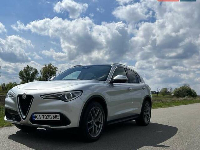 Сірий Альфа Ромео Стелвіо, об'ємом двигуна 2 л та пробігом 47 тис. км за 27500 $, фото 1 на Automoto.ua