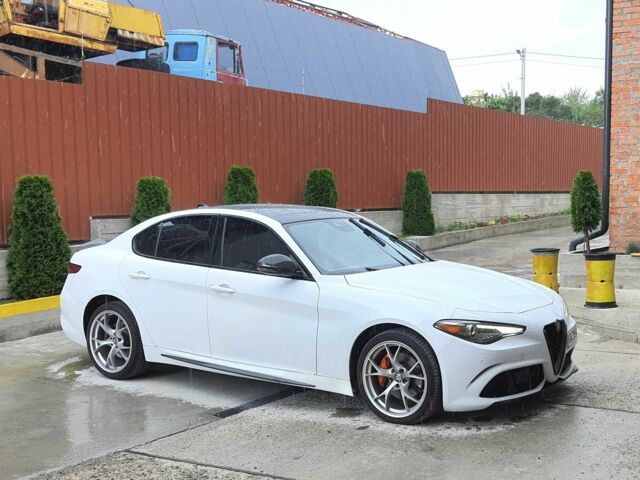 Белый Альфа Giulia, объемом двигателя 2 л и пробегом 75 тыс. км за 29950 $, фото 1 на Automoto.ua