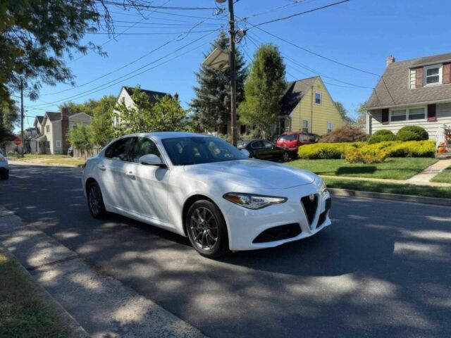 Белый Альфа Giulia, объемом двигателя 2 л и пробегом 44 тыс. км за 4100 $, фото 1 на Automoto.ua