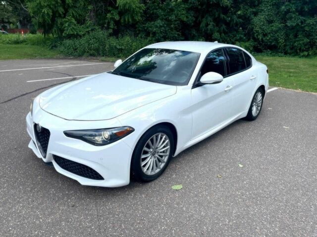 Білий Альфа Giulia, об'ємом двигуна 2 л та пробігом 35 тис. км за 13000 $, фото 1 на Automoto.ua