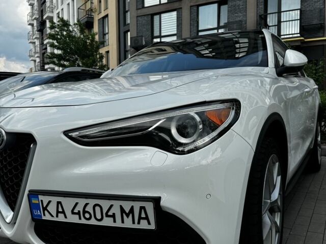 Белый Альфа stelvio, объемом двигателя 2 л и пробегом 92 тыс. км за 23900 $, фото 1 на Automoto.ua