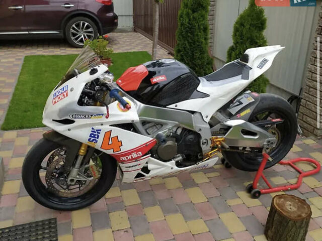Белый Априлия RSV4, объемом двигателя 1 л и пробегом 1 тыс. км за 3500 $, фото 1 на Automoto.ua