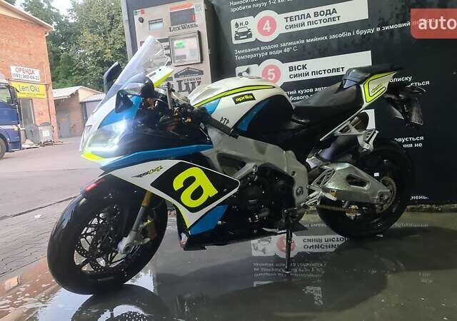 Белый Априлия RSV4, объемом двигателя 0 л и пробегом 37 тыс. км за 12300 $, фото 1 на Automoto.ua