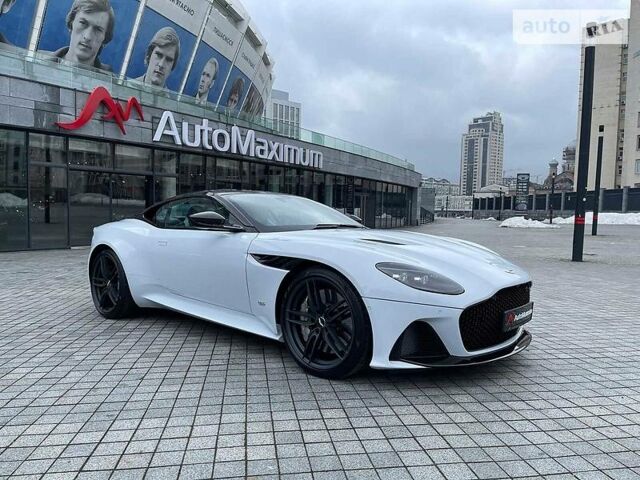 Белый Астон Мартин DBS Superleggera, объемом двигателя 5.2 л и пробегом 8 тыс. км за 340546 $, фото 1 на Automoto.ua