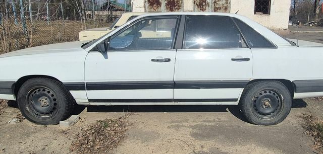 Белый Ауди 100, объемом двигателя 1.8 л и пробегом 400 тыс. км за 2000 $, фото 1 на Automoto.ua