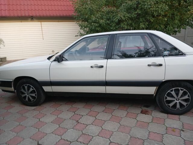 Белый Ауди 100, объемом двигателя 2.1 л и пробегом 170 тыс. км за 2100 $, фото 1 на Automoto.ua