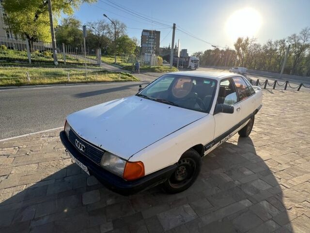Белый Ауди 100, объемом двигателя 1.8 л и пробегом 250 тыс. км за 650 $, фото 1 на Automoto.ua