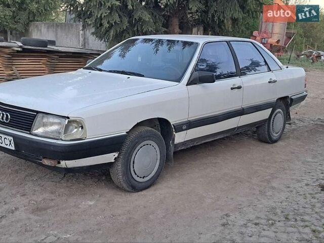 Белый Ауди 100, объемом двигателя 1.8 л и пробегом 320 тыс. км за 1250 $, фото 1 на Automoto.ua
