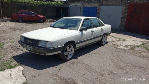 Белый Ауди 100, объемом двигателя 2 л и пробегом 200 тыс. км за 2100 $, фото 1 на Automoto.ua