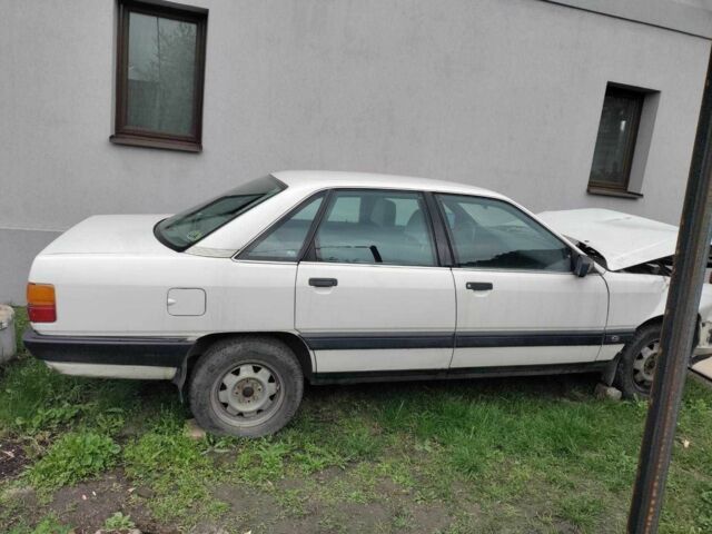 Белый Ауди 100, объемом двигателя 1.8 л и пробегом 380 тыс. км за 700 $, фото 1 на Automoto.ua