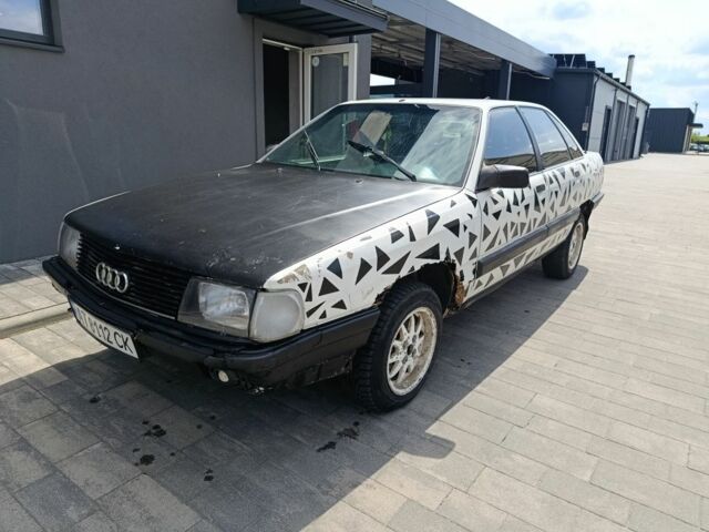Белый Ауди 100, объемом двигателя 2 л и пробегом 321 тыс. км за 500 $, фото 1 на Automoto.ua