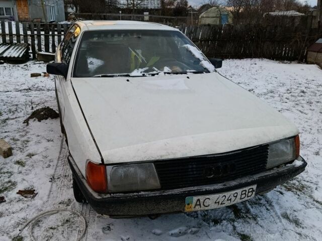 Белый Ауди 100, объемом двигателя 2 л и пробегом 450 тыс. км за 850 $, фото 1 на Automoto.ua