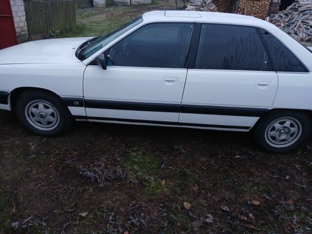 Белый Ауди 100, объемом двигателя 2 л и пробегом 300 тыс. км за 1000 $, фото 1 на Automoto.ua