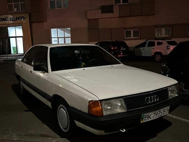 Белый Ауди 100, объемом двигателя 1.8 л и пробегом 200 тыс. км за 1500 $, фото 1 на Automoto.ua