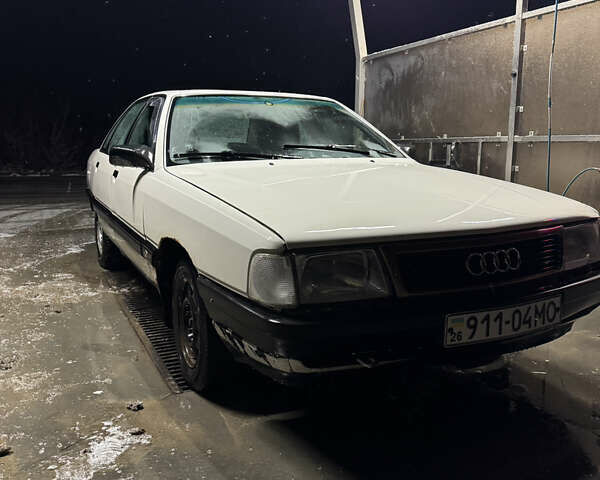 Белый Ауди 100, объемом двигателя 1.8 л и пробегом 246 тыс. км за 1300 $, фото 1 на Automoto.ua