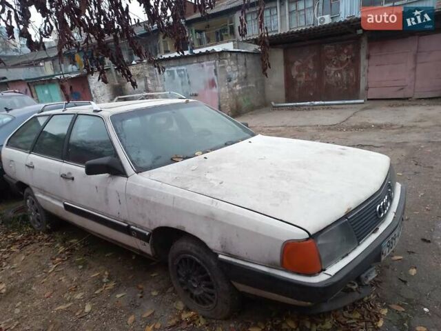 Белый Ауди 100, объемом двигателя 2.2 л и пробегом 100 тыс. км за 600 $, фото 1 на Automoto.ua