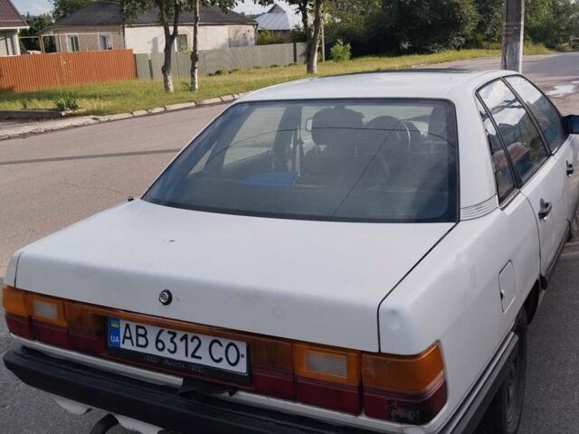 Белый Ауди 100, объемом двигателя 2 л и пробегом 250 тыс. км за 563 $, фото 1 на Automoto.ua