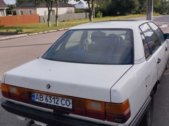Белый Ауди 100, объемом двигателя 2 л и пробегом 250 тыс. км за 563 $, фото 1 на Automoto.ua