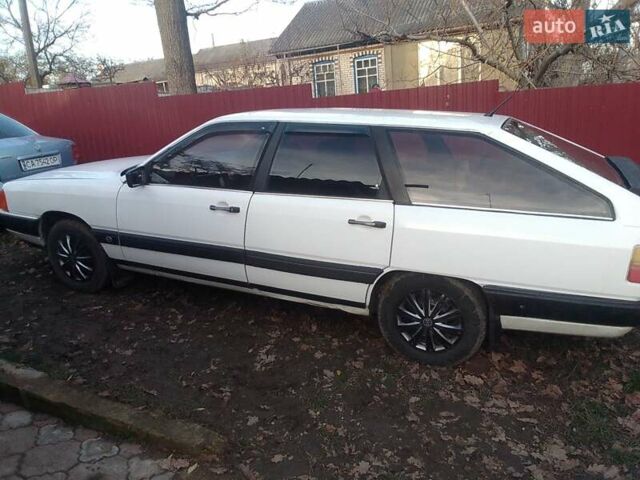 Белый Ауди 100, объемом двигателя 1.8 л и пробегом 375 тыс. км за 2200 $, фото 1 на Automoto.ua