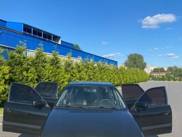 Черный Ауди 100, объемом двигателя 2.5 л и пробегом 300 тыс. км за 3000 $, фото 1 на Automoto.ua