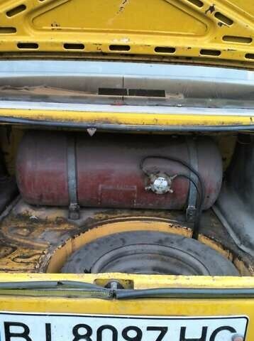 Желтый Ауди 100, объемом двигателя 2 л и пробегом 300 тыс. км за 700 $, фото 1 на Automoto.ua