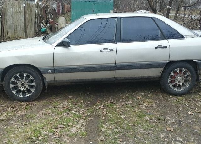 Серый Ауди 100, объемом двигателя 2 л и пробегом 250 тыс. км за 1000 $, фото 1 на Automoto.ua