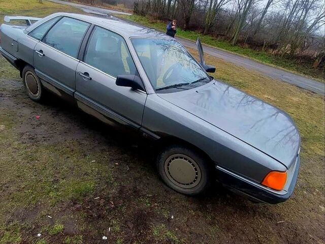 Серый Ауди 100, объемом двигателя 2 л и пробегом 300 тыс. км за 2500 $, фото 1 на Automoto.ua