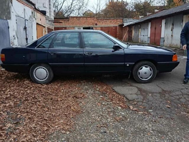 Синий Ауди 100, объемом двигателя 1.8 л и пробегом 250 тыс. км за 2800 $, фото 1 на Automoto.ua